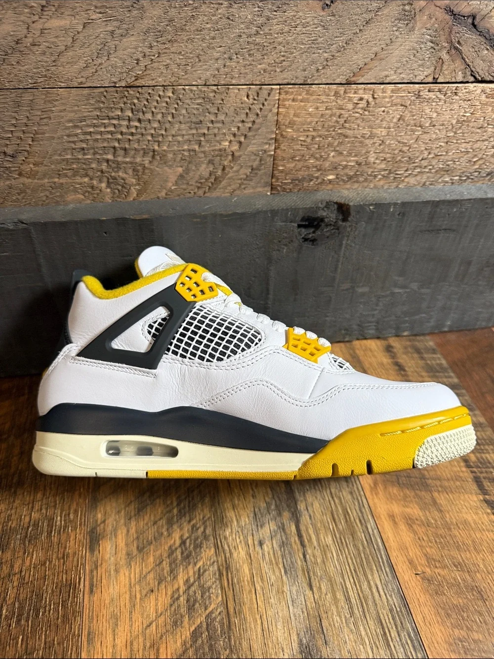 Nike Air Jordan 4 Retro Vivid Sulfur White Yellow Women’s 8.5 Men’s 7 DS